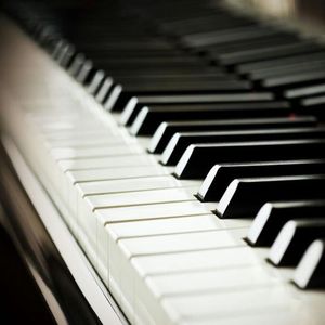 妻与妈妈的巨乳
